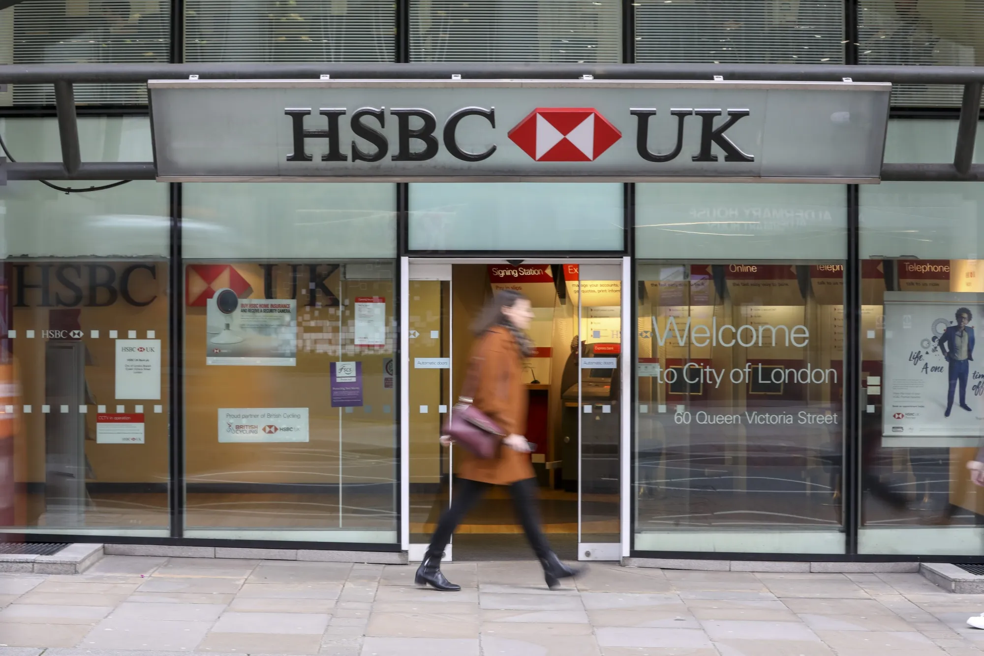 HSBC Seeks Revamp With 35,000 Staff Cuts