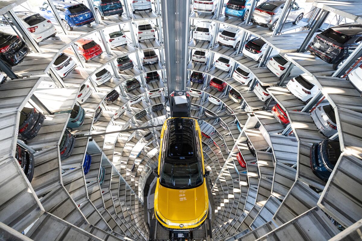 bloomberg.com - William Wilkes - Volkswagen Cuts Sales Outlook as China Slump Squeezes Turnaround