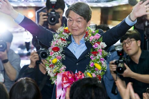 Ahn Cheol Soo celebrates his victory in the parliamentary election on April 13.