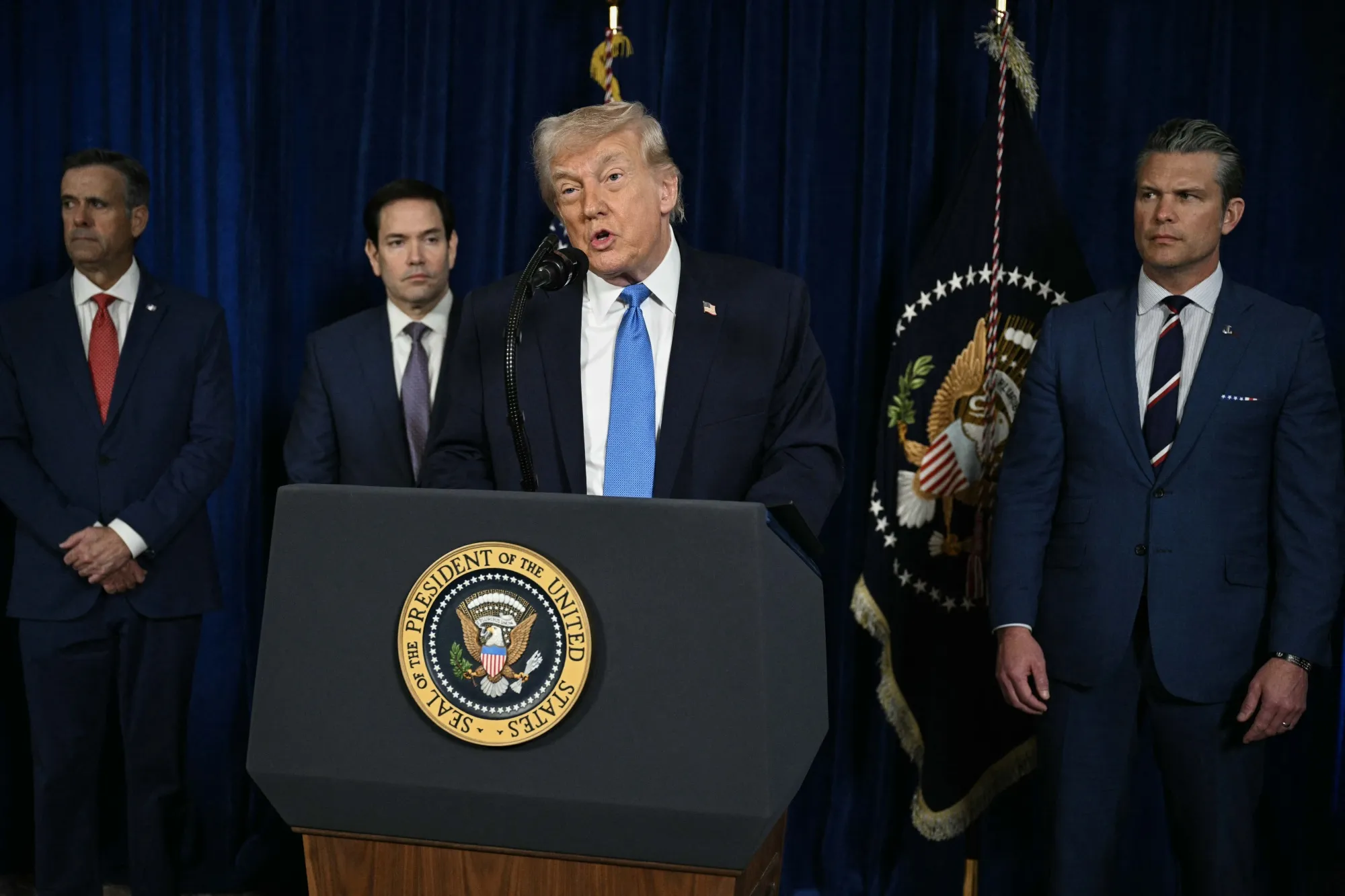 記者会見でのトランプ大統領（中央）とルビオ国務長官（左）、ヘグセス国防長官（右）1月3日
&nbsp;