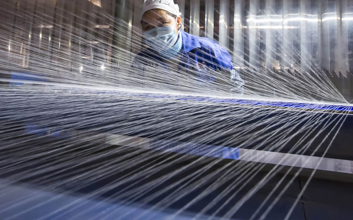 China's Caixin PMI Dips Below 50 for First Time in 11 Months