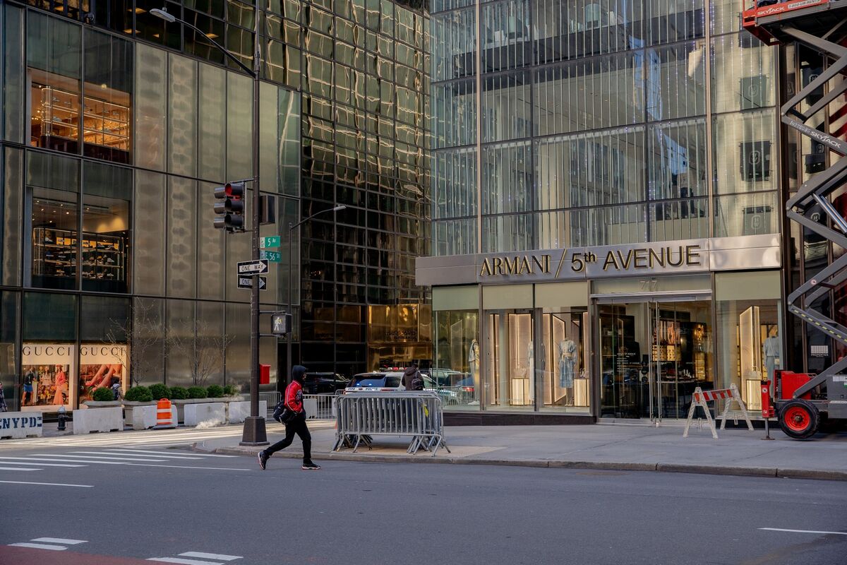 Manhattan's Fifth Avenue Mired in $200 Million Retail Rent Fight - Bloomberg