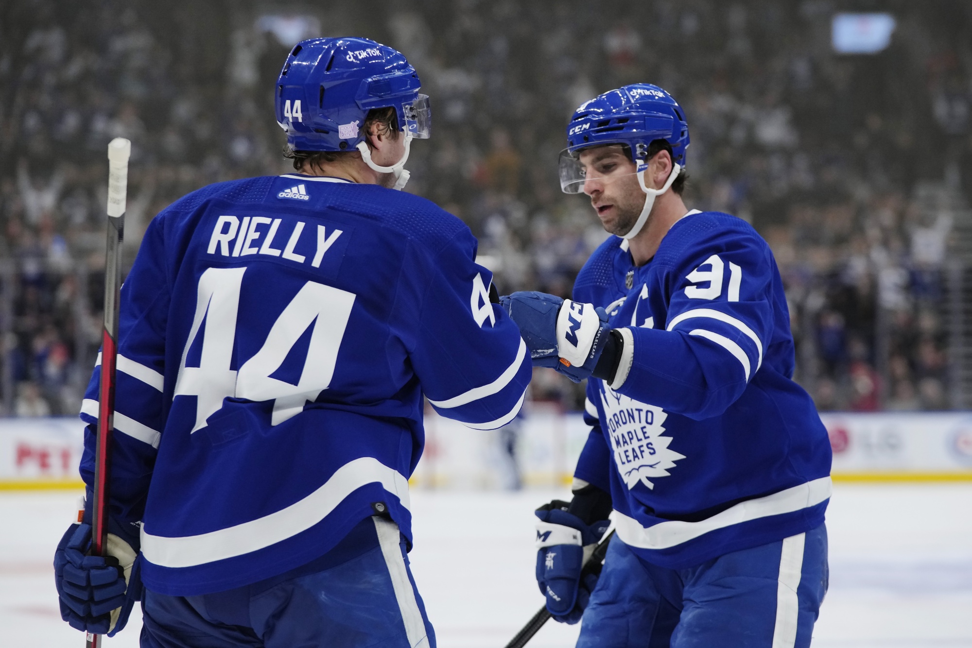 Rielly Scores 2 Goals, Red-hot Maple Leafs Top Rangers 2-1 - Bloomberg