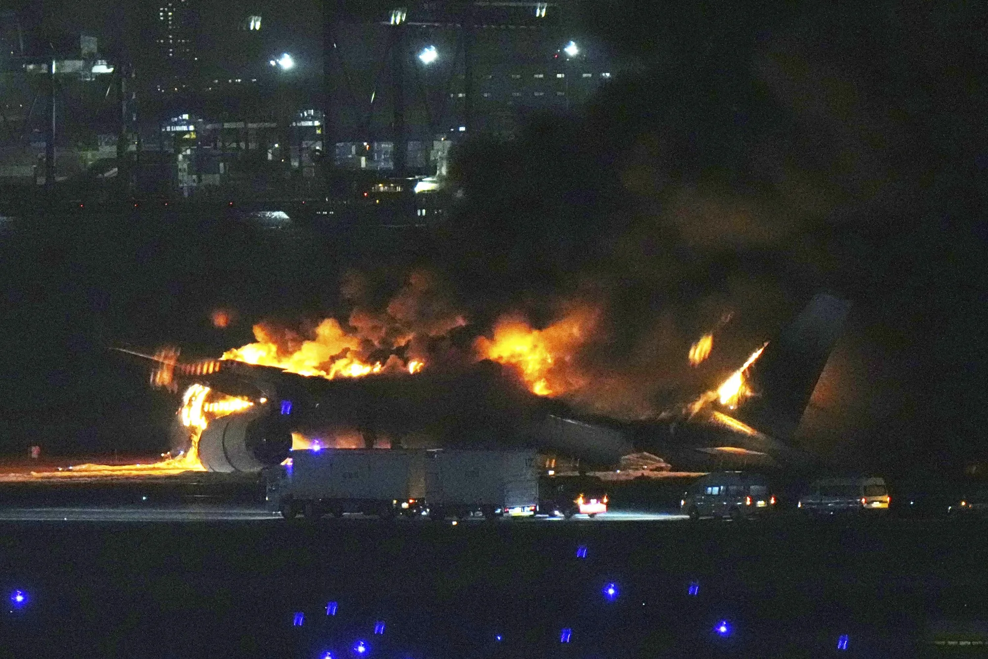 羽田空港で炎上する日本航空の機体（１月２日）