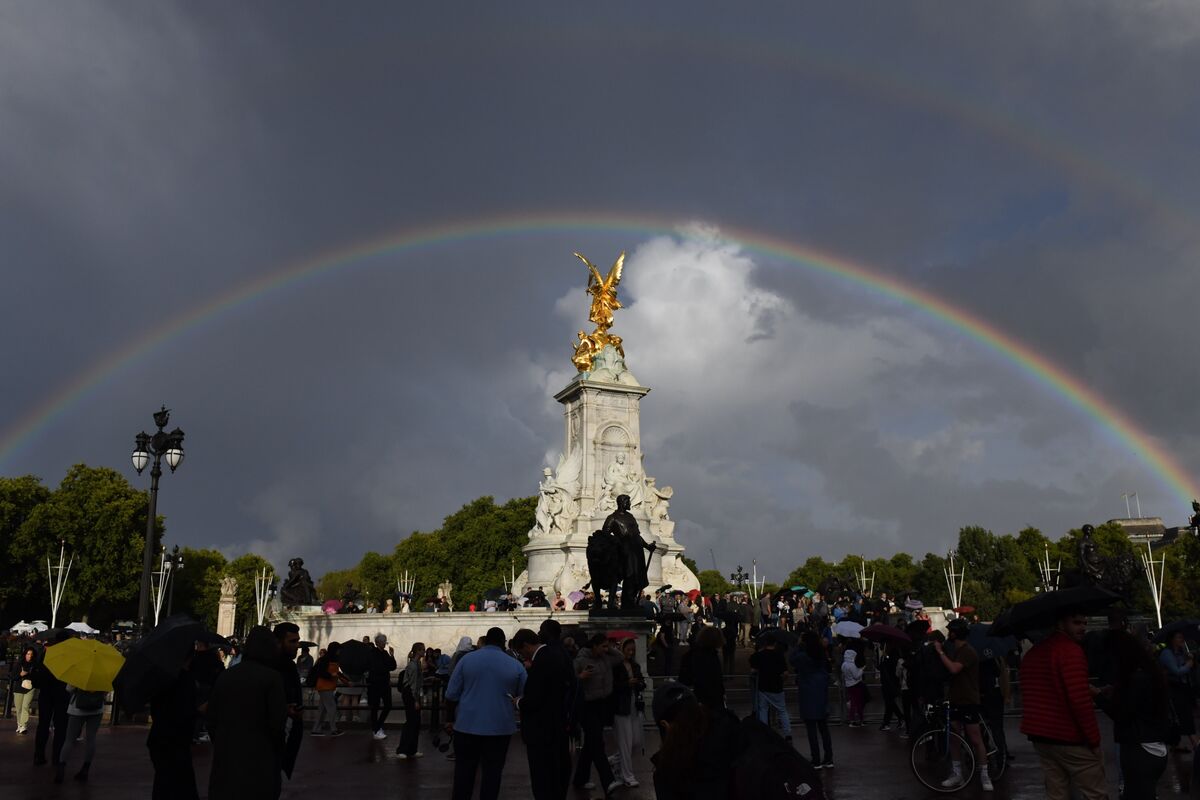 Double Rainbow Appears Over Buckingham Palace As Crowd Mourns Queen Elizabeth Ii Bloomberg