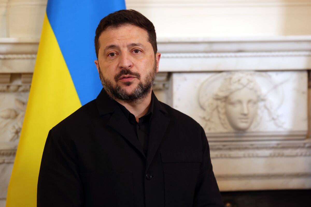 Ukraine to Resume Russia Refinery Strikes, Zelenskyy Tells FT
