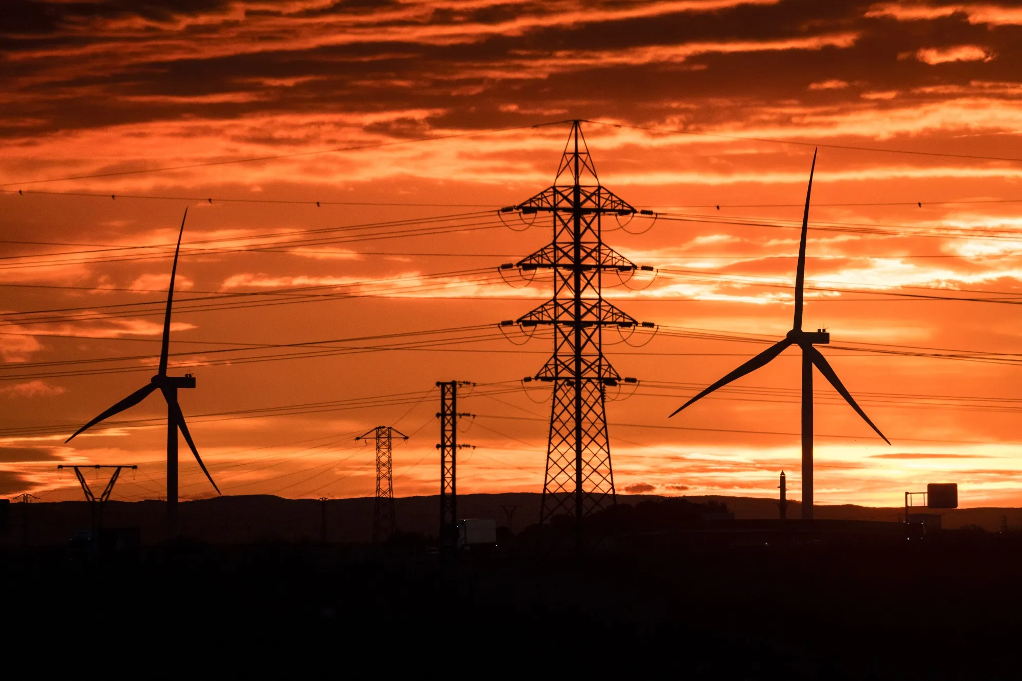 Tuabin gió và đường dây điện ở Zaragoza, Tây Ban Nha.