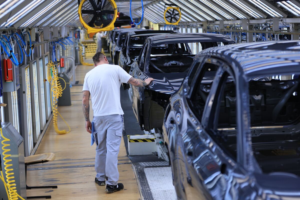 German Investor Outlook Plunges as US Trade Chaos Takes Toll