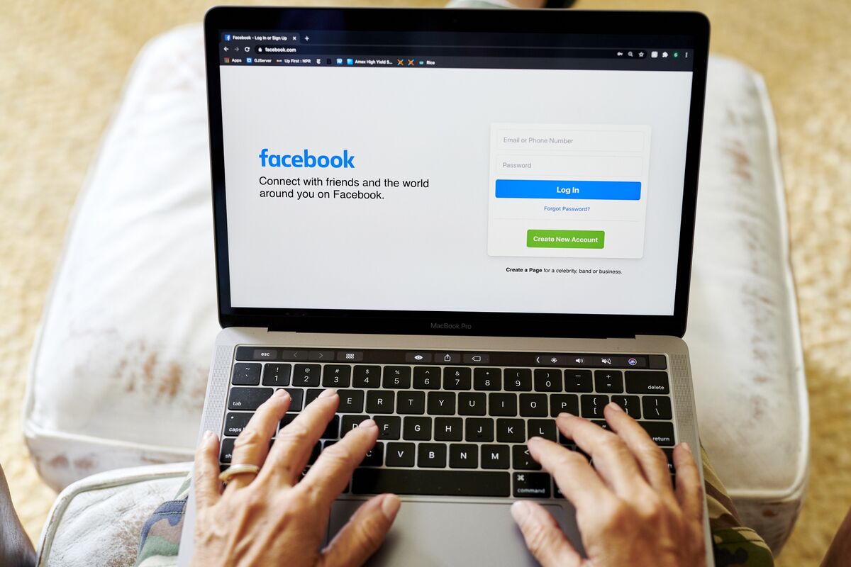 Facebook Algorithm Bypass Facebook Algorithm Needs More Help From Users - Bloomberg