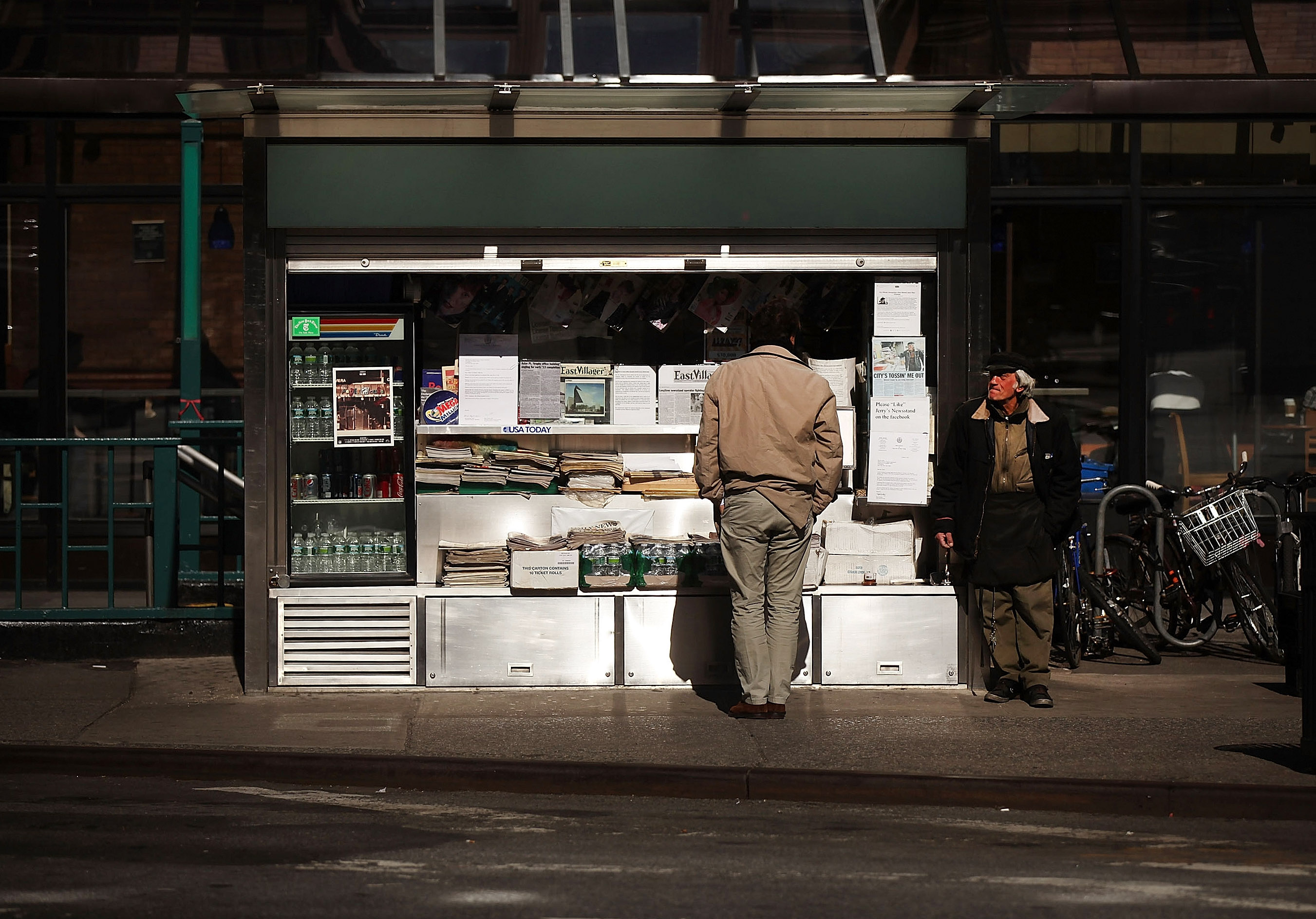 nyc-to-use-vacant-newsstands-as-hubs-for-food-delivery-workers-bloomberg