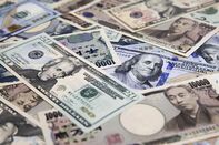 Japanese yen and U.S. dollar banknotes