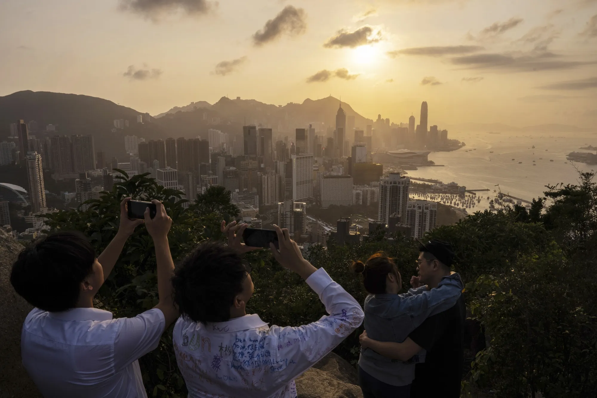 Hong Kong Reports Its Highest March Temperature in 140 Years - Bloomberg