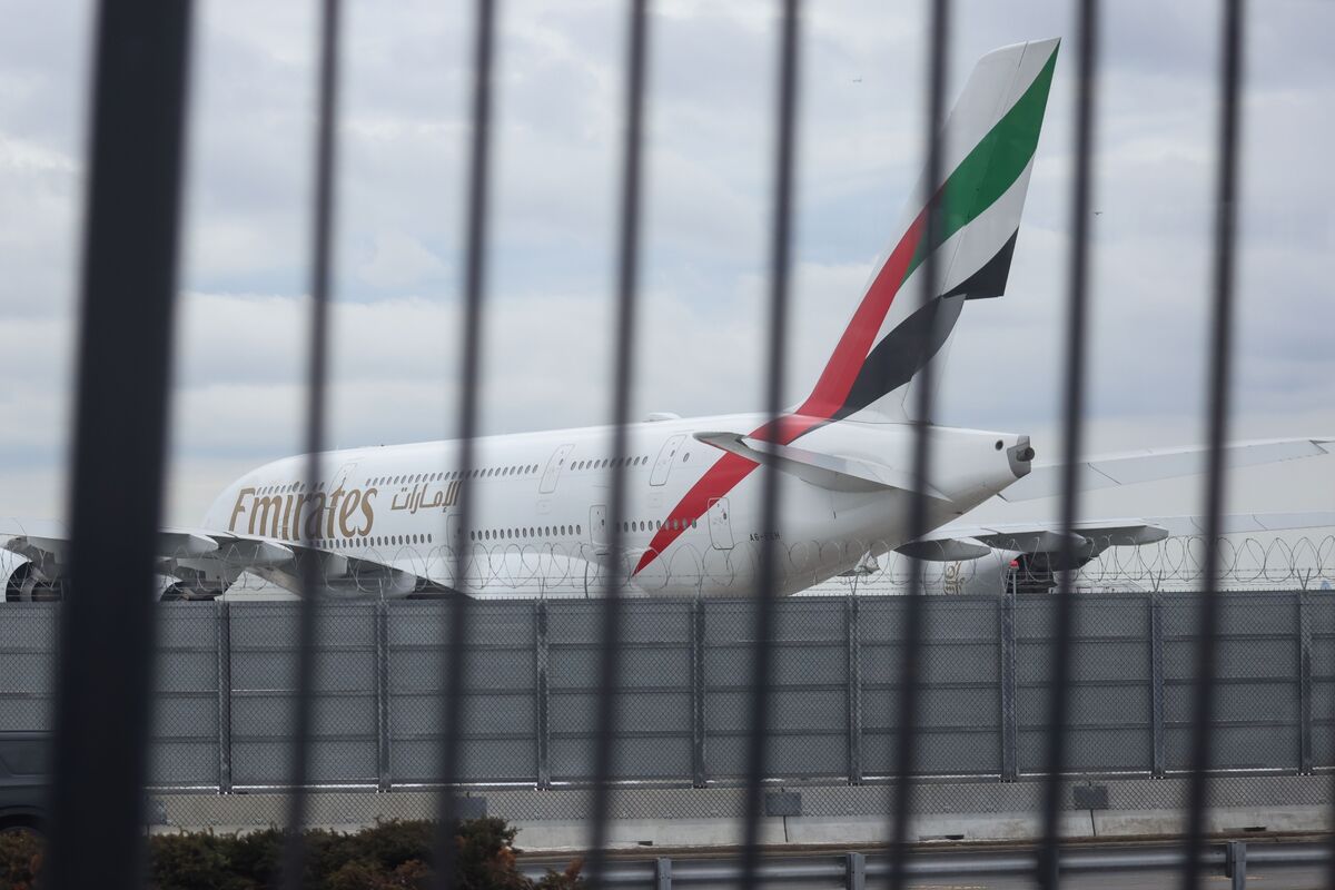 
                            Dubai’s Emirates Suspends Flights Again Amid Missile Threats