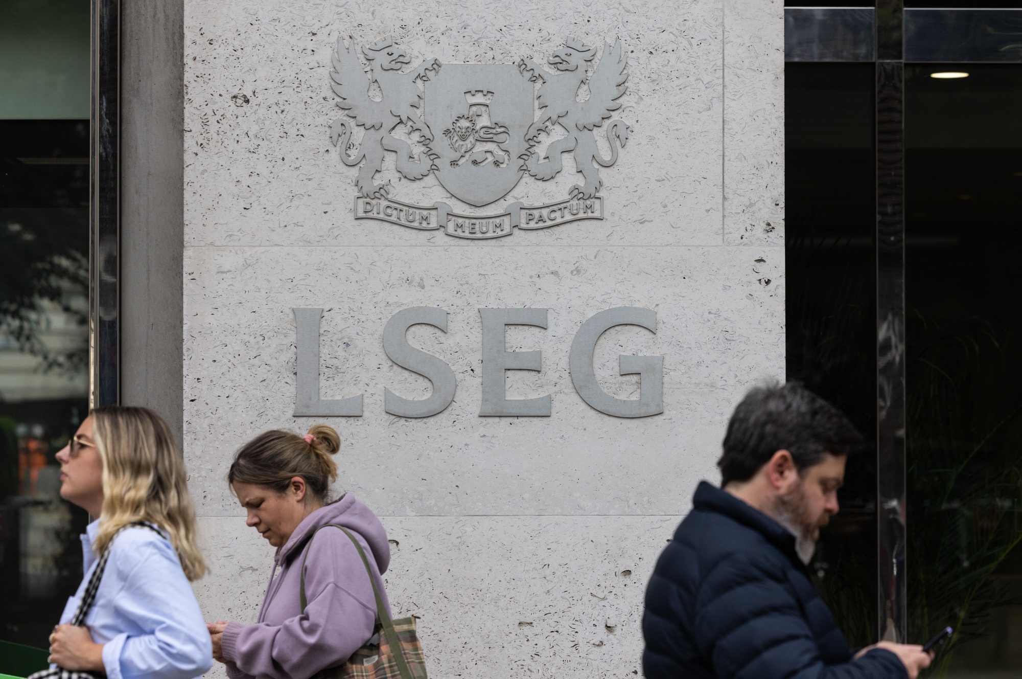 lseg-pledges-1-billion-of-buybacks-in-2024-as-boosts-guidance-bloomberg