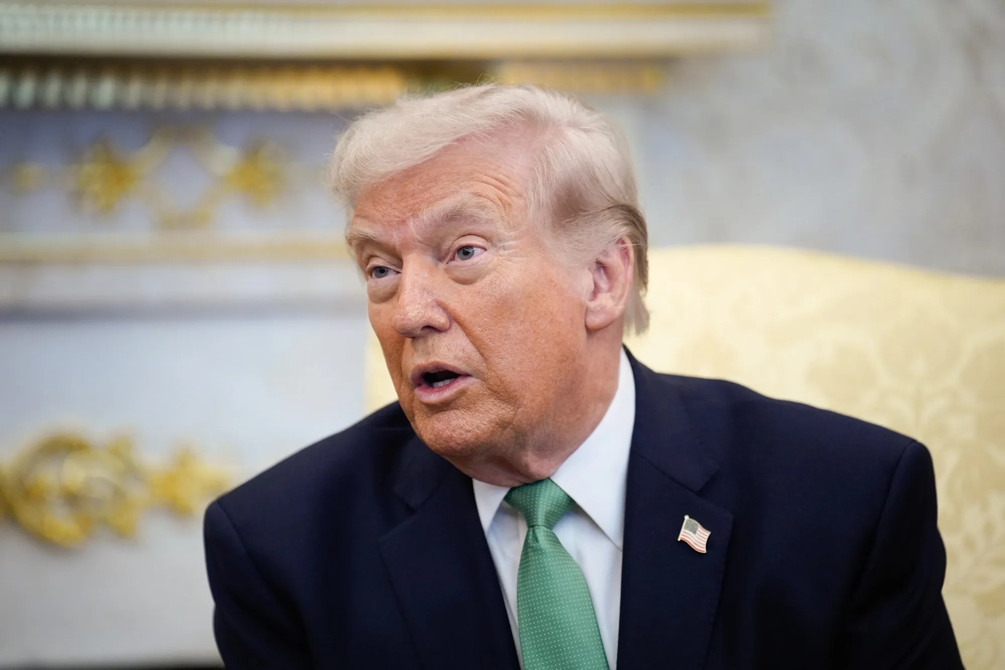 ホワイトハウスで記者団に話すトランプ米大統領