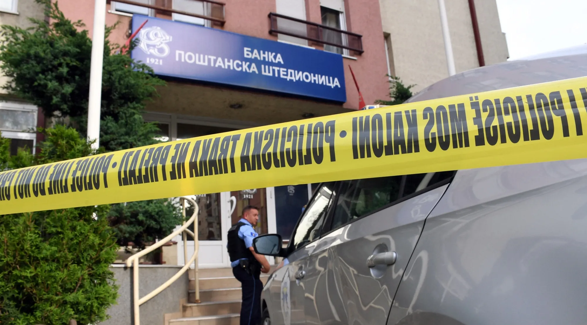 Kosovo police outside a Banka Postanska Stedionica branch in Mitrovica, Kosovo, on May 20.