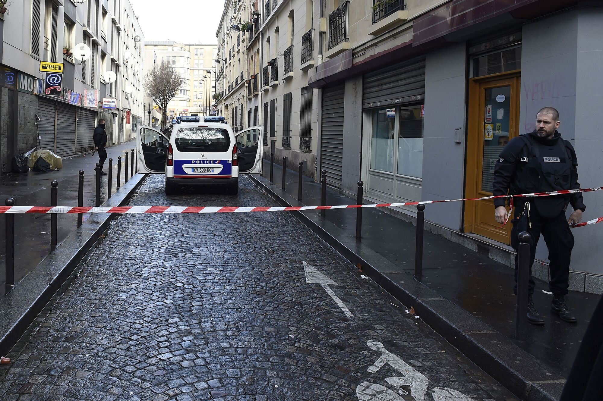 Paris Police Kill Man With Cleaver And Fake Explosive Vest - Bloomberg