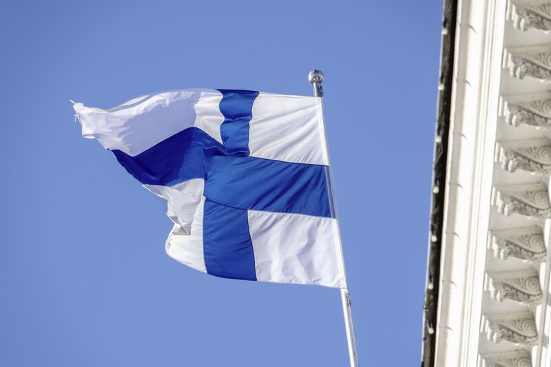 Una bandiera nazionale finlandese sventola dall'edificio del municipio di Helsinki.