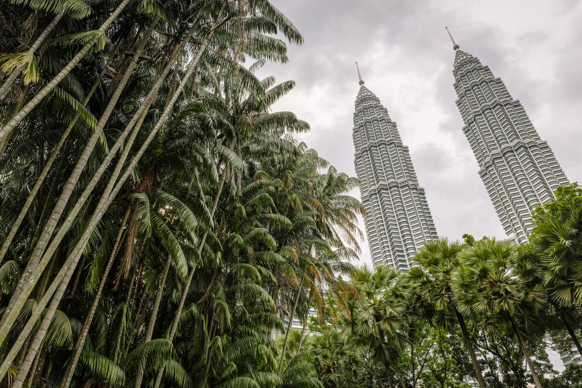 Malaysia Economy Set to Hit Upper End of Growth Target, BNM Says