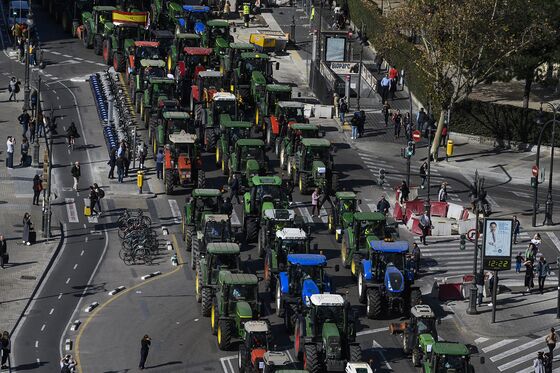 Spain Tractor Protests Leave Sanchez Facing First Bout of Unrest