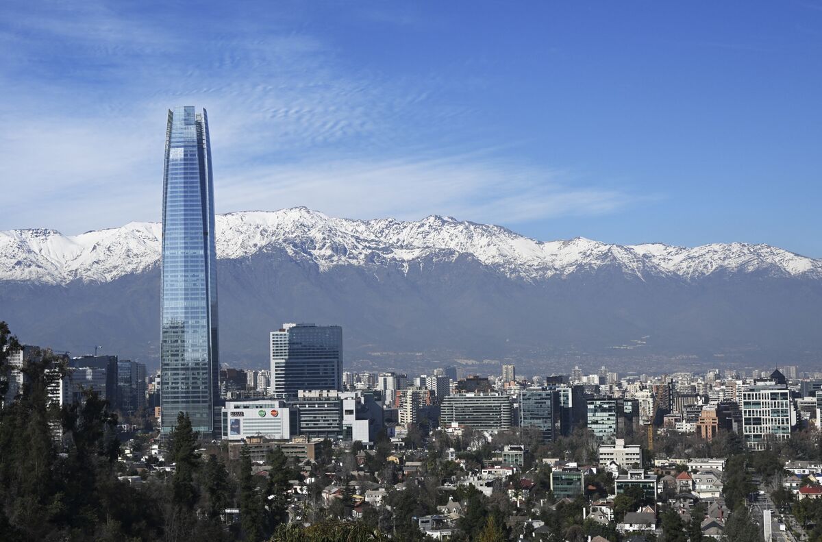 Chile Debt Sale Window Opens as Investors Ignore Mounting Risks