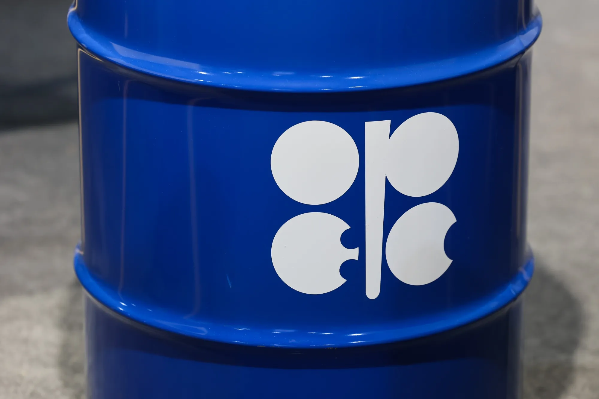 石油輸出国機構(OPEC)のロゴ入りドラム缶(2024年11月13日)