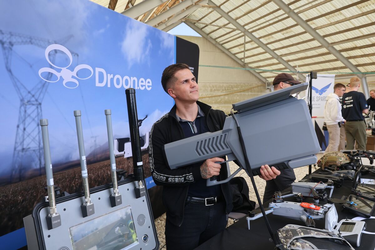 Building a Weapons Industry in Russia’s Shadow