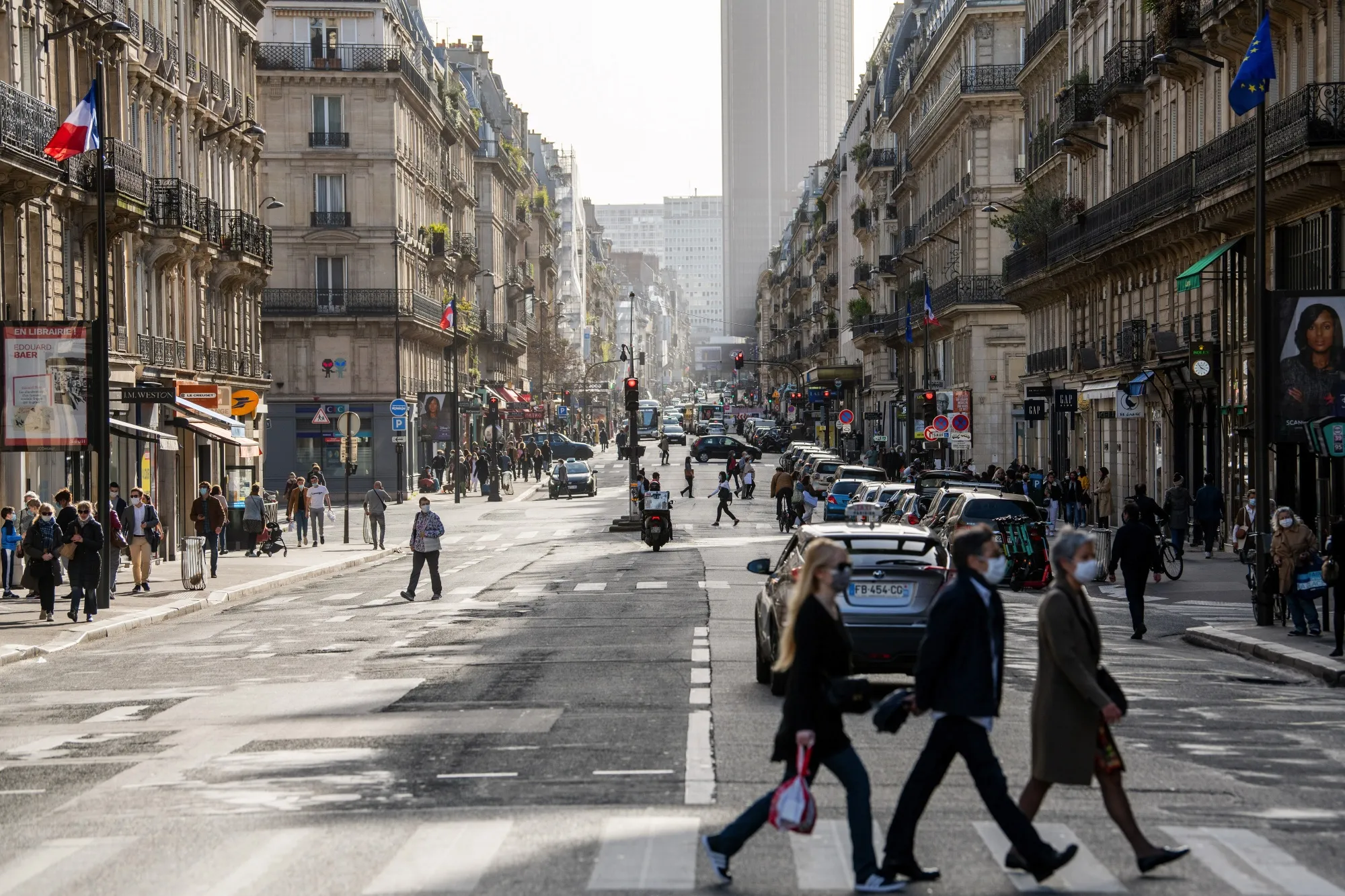 Closed Retail Stores as France Awaits New Virus Measures