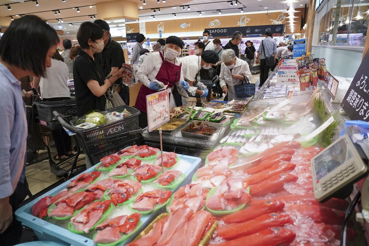 bloomberg.com - Toru Fujioka - Takaichi to Mull Suspension of Food Sales Tax, Mainichi Reports