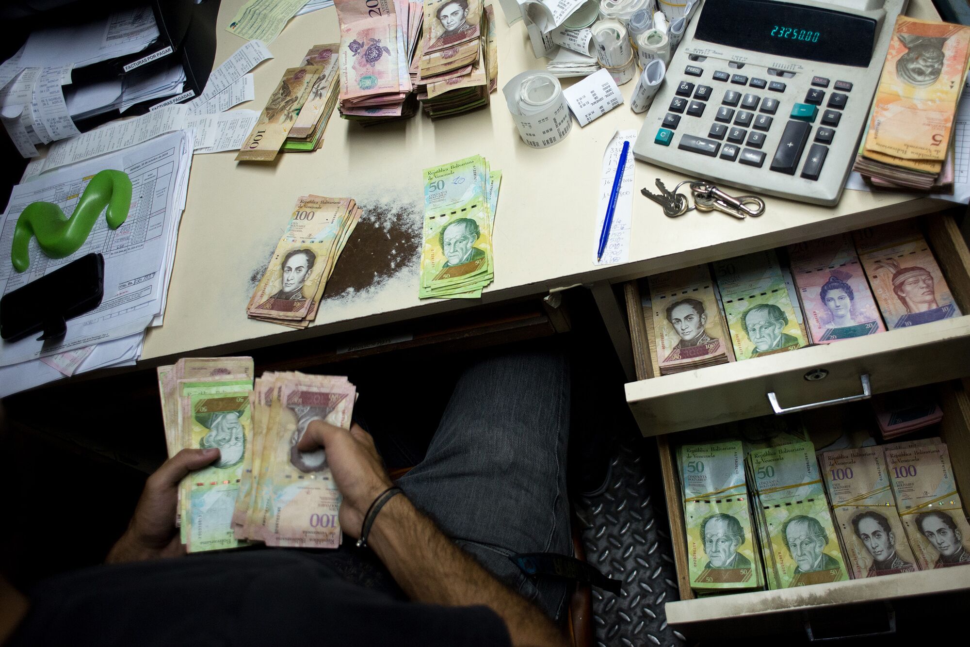 Venezuela Devalues Currency 64% on New FX Auction Platform 2000x-1