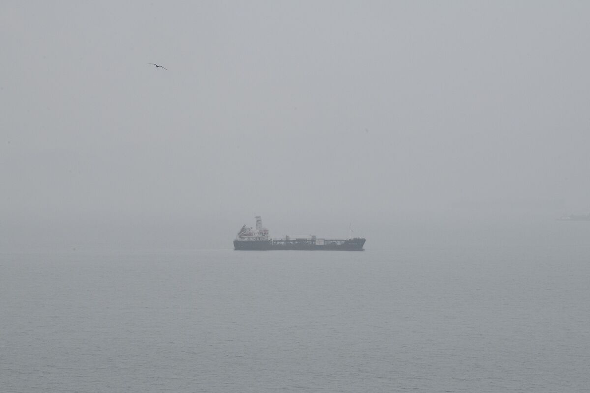 Russia’s Oil Flows Slide as Drone, Storm Alerts Disrupt Key Port