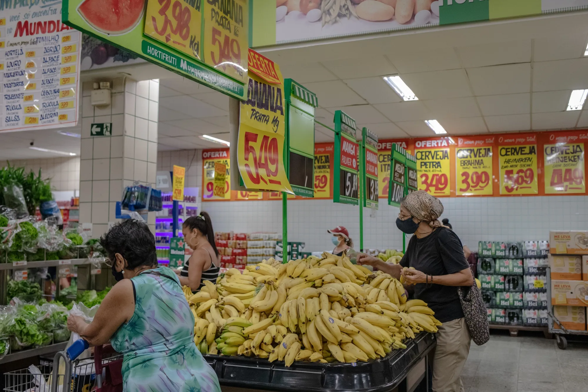 Shoppers at a grocery store in downtown Rio de Janeiro on April 5, 2022. Although Brazil's central bank is months into an aggressive tightening campaign, the country's inflation rate topped 12% by mid-April.