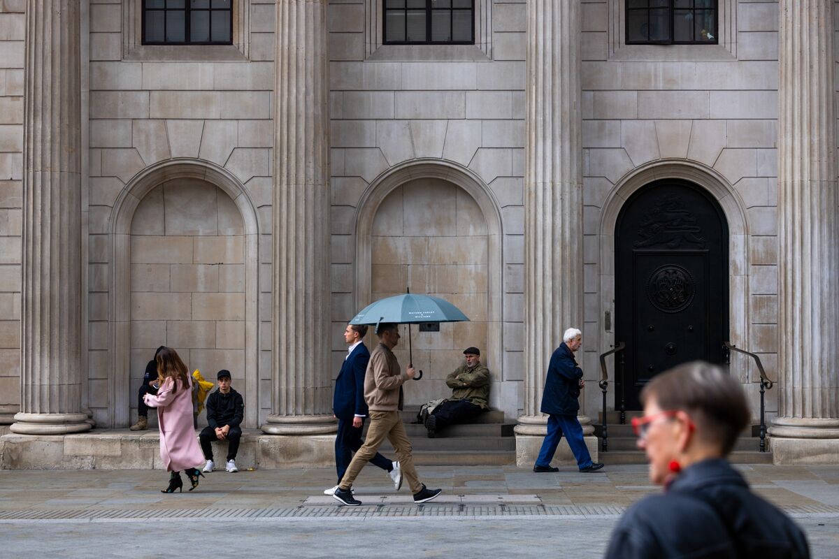bloomberg.com - Vince Golle - Charting the Global Economy: Bank of England Holds Line on Rates
