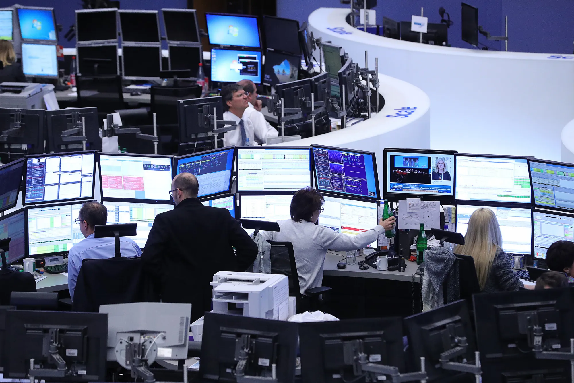 Traders monitor data inside the Frankfurt Stock Exchange in Frankfurt, Germany, on Monday, April 24, 2017. France’s bonds jumped, with the 10-year yield dropping to its lowest level in three months, after centrist Emmanuel Macron and nationalist Marine Le Pen won the first round of the nation’s presidential election.