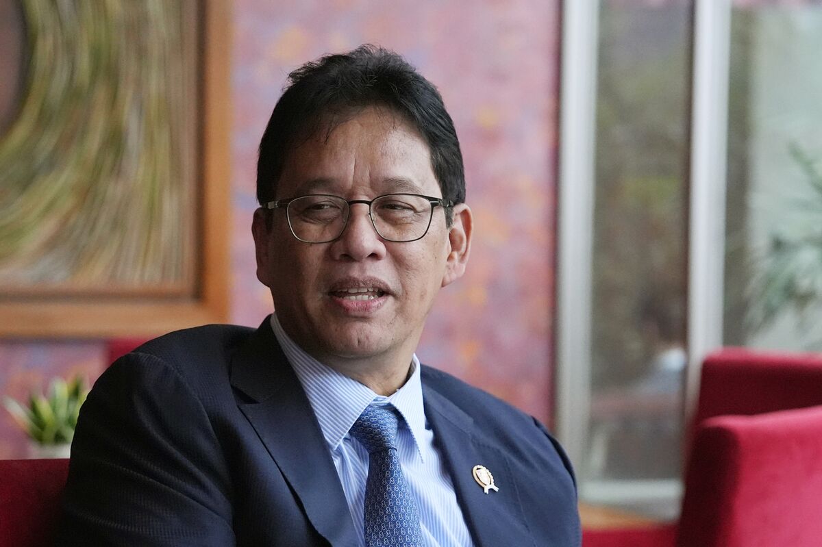 Indonesia Finance Chief Pushes Back at Moody’s Outlook Cut.