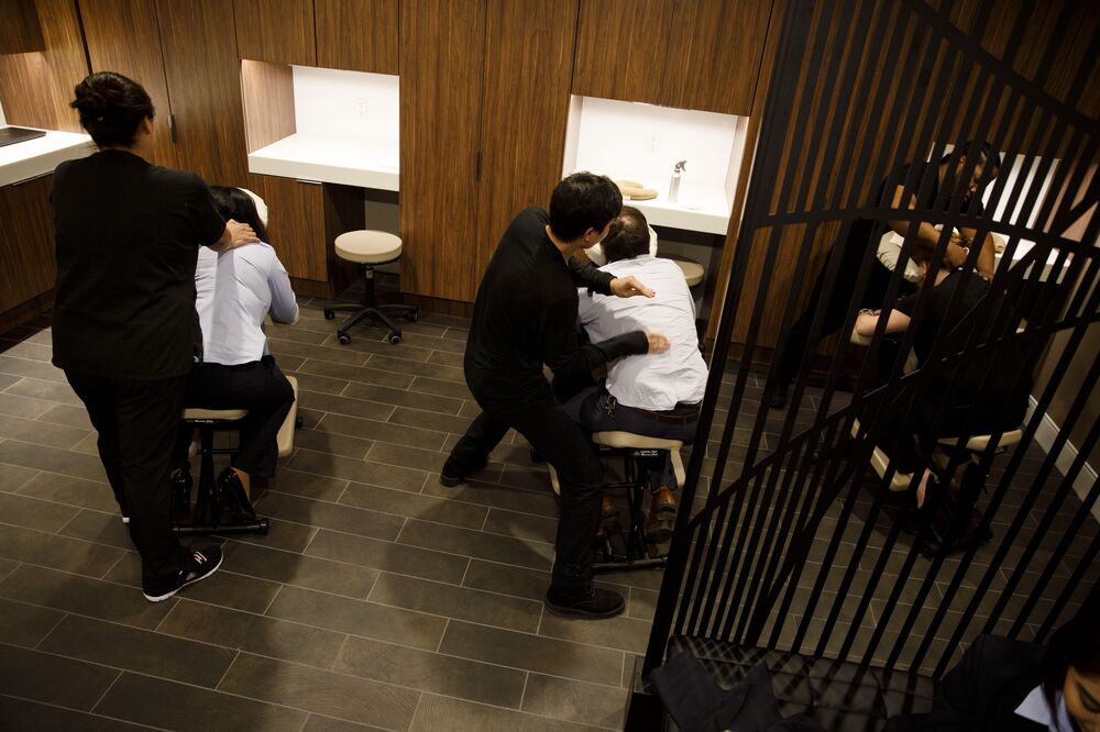 New Lax Centurion Lounge Is Amex Platinum Strategy Against Chase Bloomberg