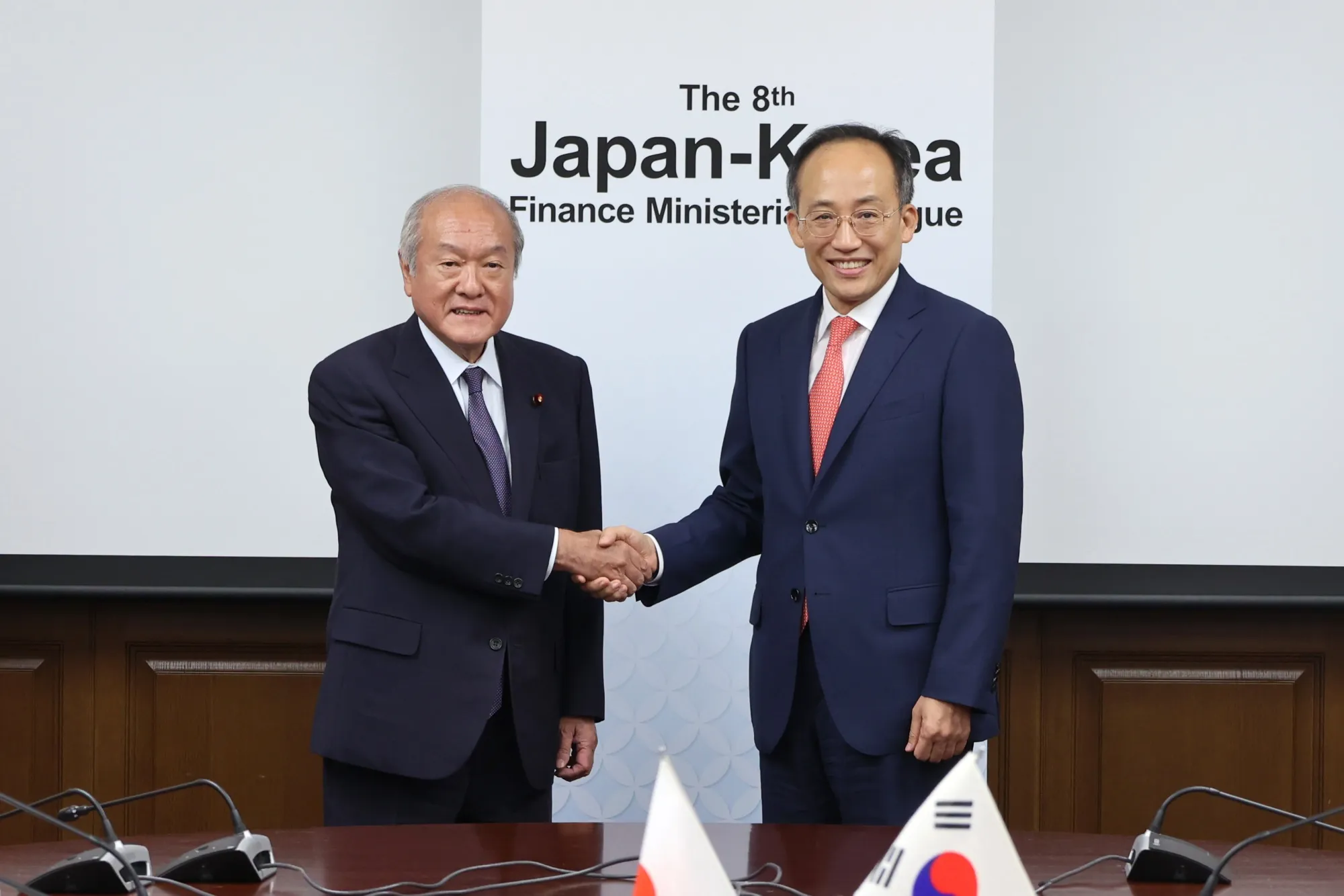 日韓通貨スワップ再開へ、関係改善の象徴に－７年ぶり財務対話 - Bloomberg