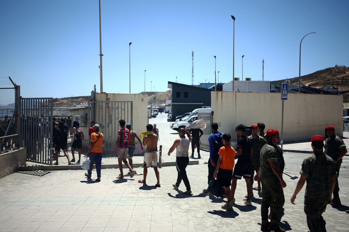 Spain Threatens to Retaliate Against Italy Over Migration Curbs