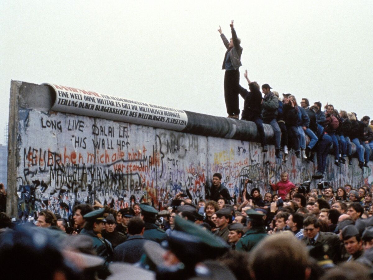 Fall of The Berlin Wall Revisited: 25 years on Berlin wall, Berlin wall fall, Be