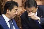 安倍首相(左)と麻生財務相(右)