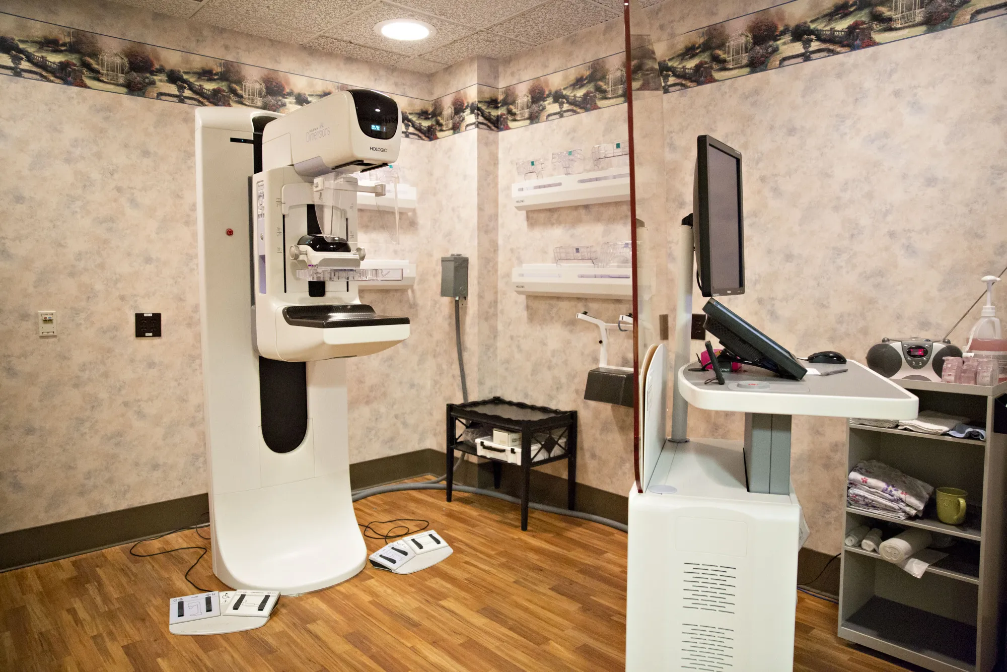 A Hologic Inc. Selenia Dimensions mammography machine&nbsp;in an exam room&nbsp;in Princeton, Illinois.