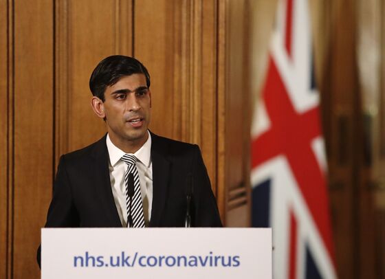 U.K.’s Sunak Gets Twitter Bashing as He Defends Coronavirus Aid