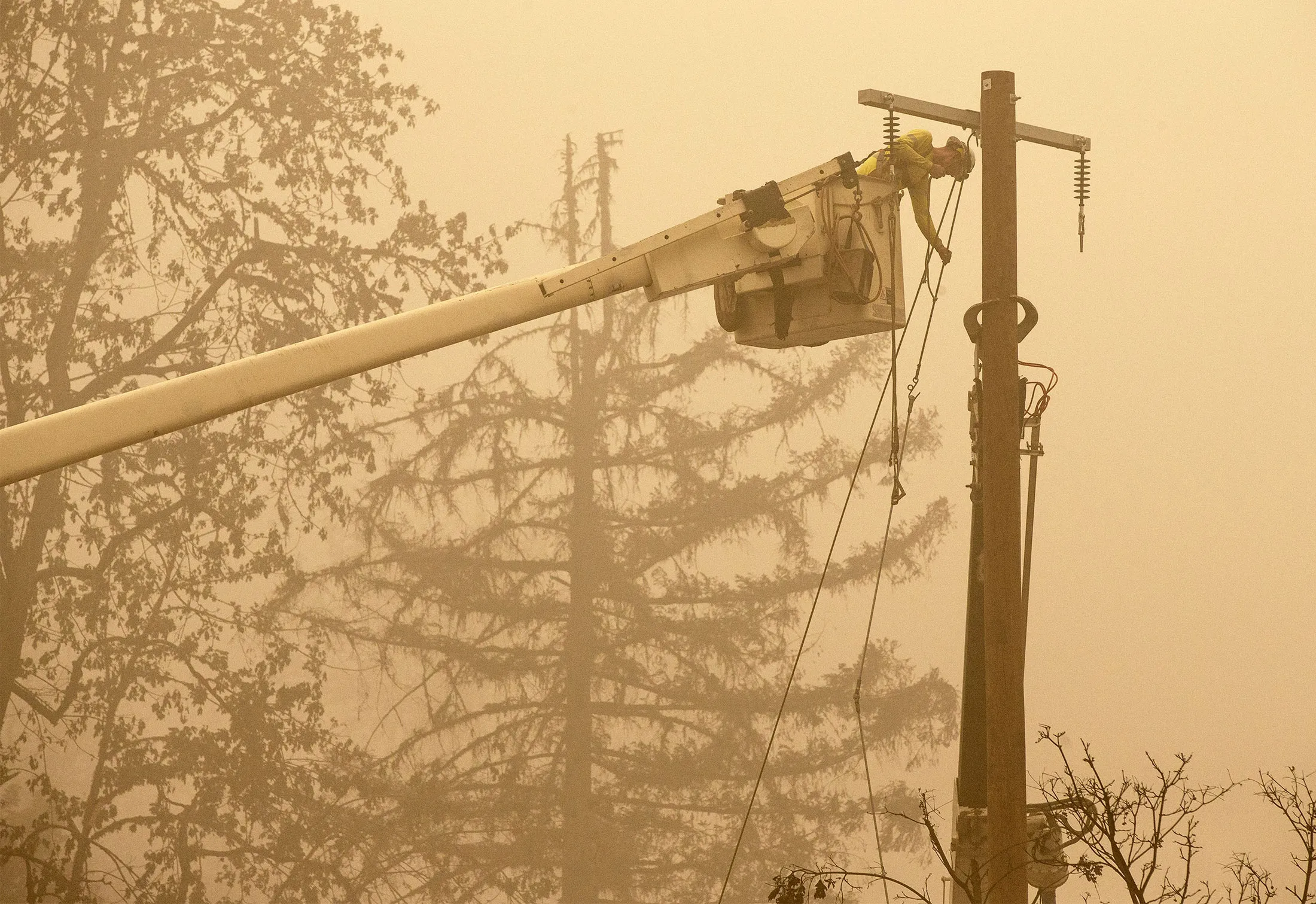A worker repairs a&nbsp;power line following a wildfire&nbsp;in Mill City, Oregon on Sept.&nbsp;13, 2020.