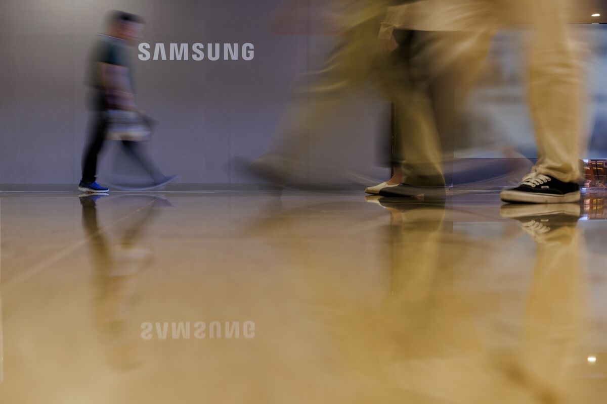 bloomberg.com - Stephanie Phang - Samsung's Record Profit Wasn't Enough for Markets Facing a Tech Selloff