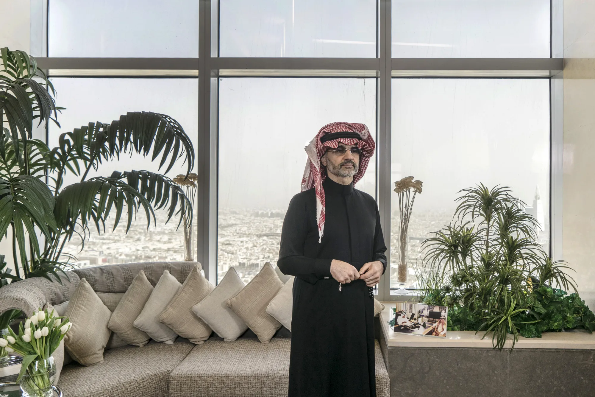 Prince Alwaleed Signs First Deal Since Corruption Probe Lock Up - Bloomberg