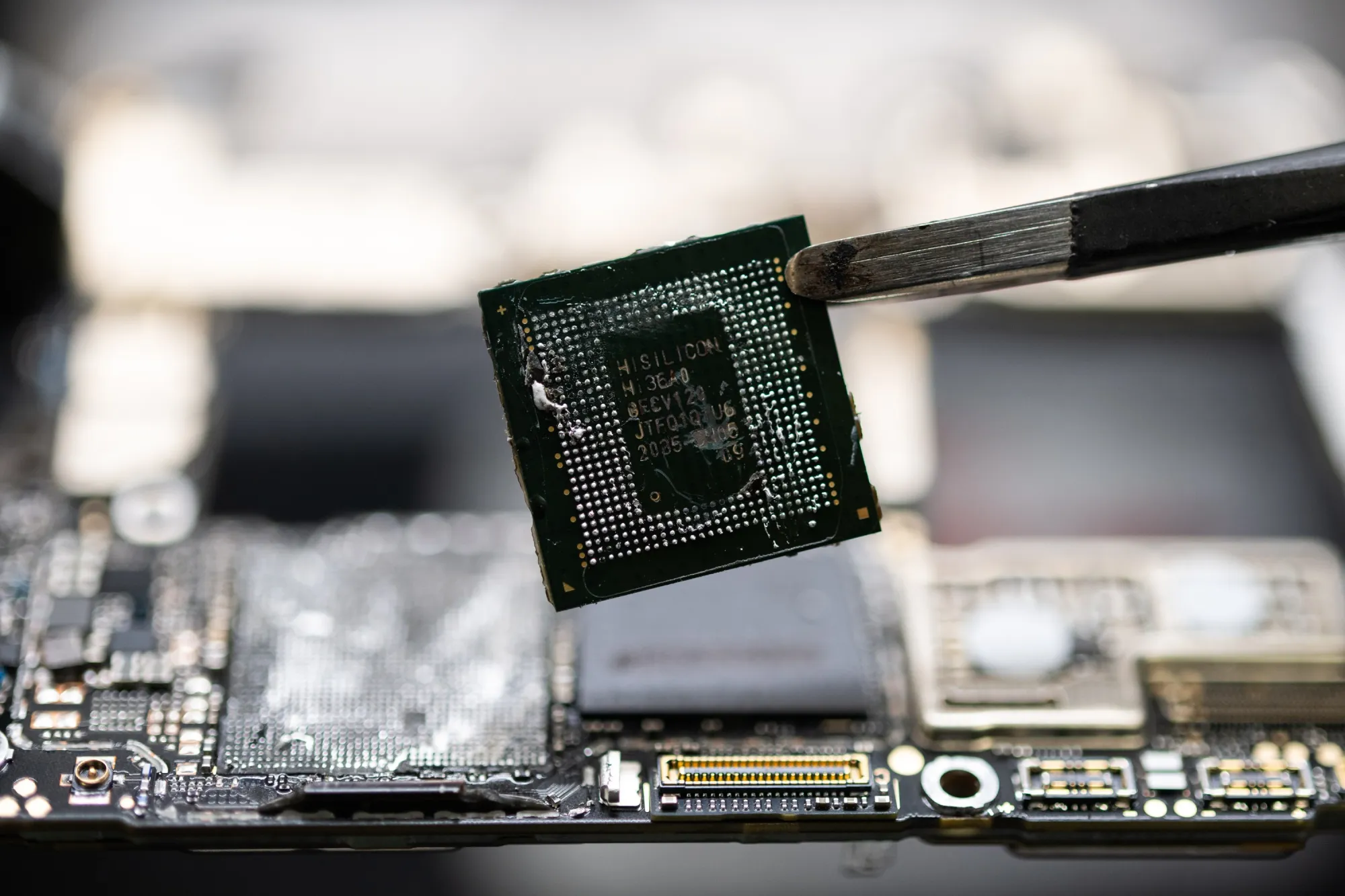 The SMIC chip inside a Huawei Mate 60 Pro smartphone.