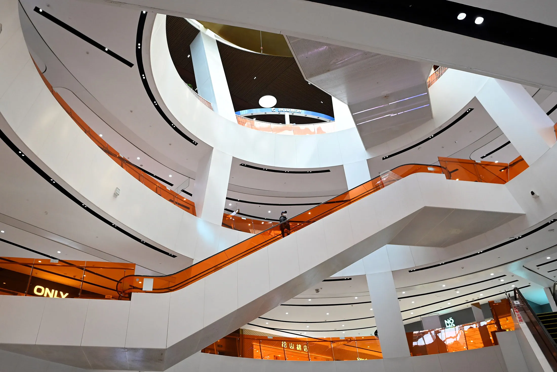 Retail&nbsp;sales in Beijing slumped 20.4% in the first four months of the year.