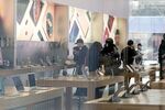 Apple Cuts Outlook as Chinese Slowdown Hits Demand for IPhones