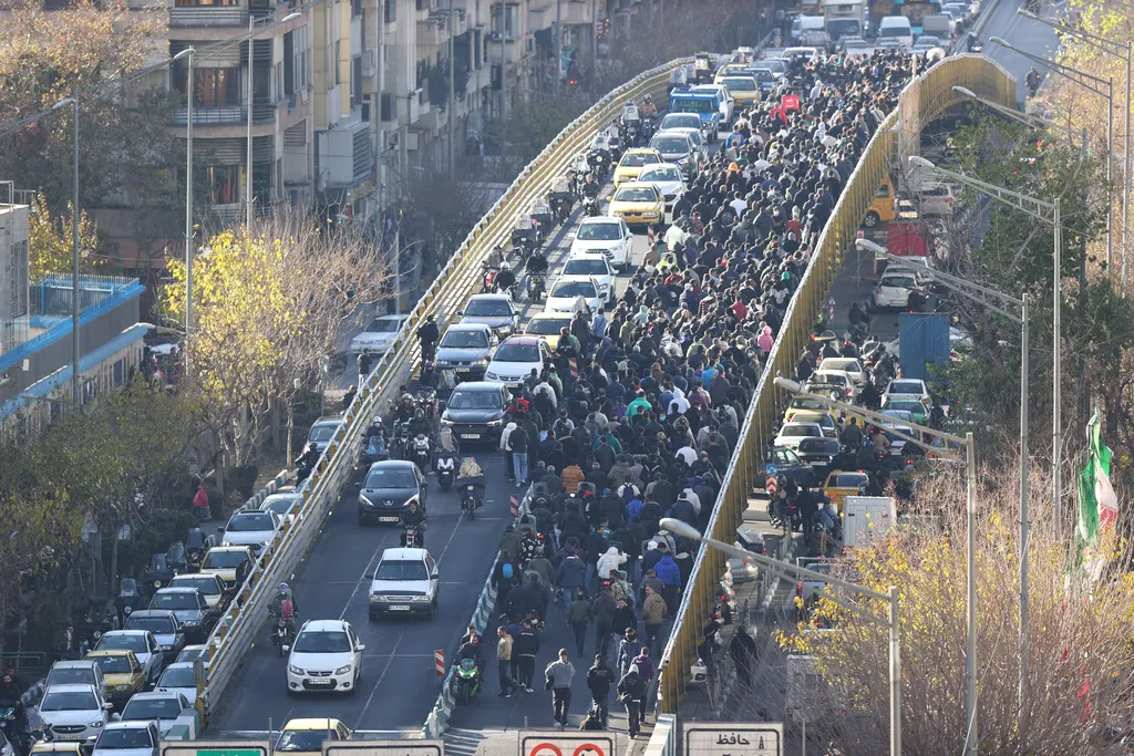 テヘラン中心部を行進するデモ参加者