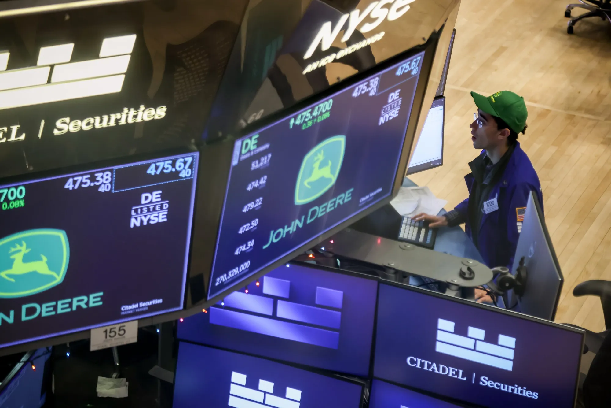 Deere Shares Jump to Record as Traders Rotate Out of Big Tech - Bloomberg